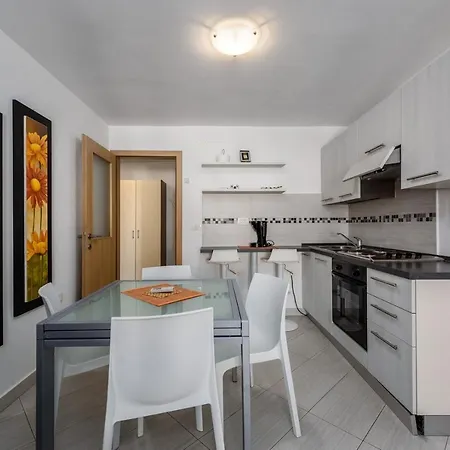 Dante Apartment
