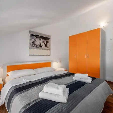 Dante Apartment *