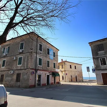 Dante Apartment
