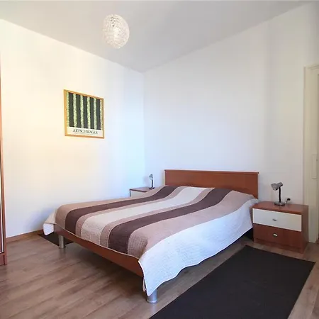 Dante Apartment *